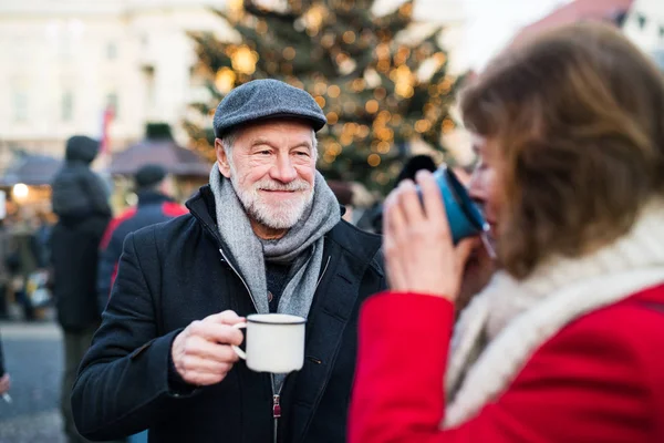 Üst düzey çift üzerinde açık bir Noel pazarı. — Stok fotoğraf