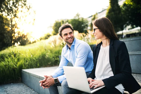 Eine junge Geschäftsfrau und Geschäftsfrau mit Laptop im Freien. — Stockfoto