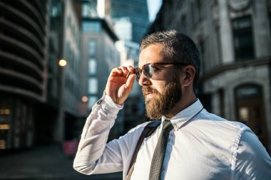Hipster işadamı şehirde sokakta duran güneş gözlüklü. Kopya alanı.