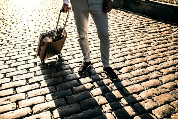 Ben av affärsman med resväska står på en trottoar. — Stockfoto