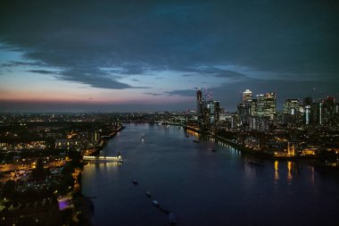 Londra manzarası ile Thames Nehri üzerinde bir dusk.