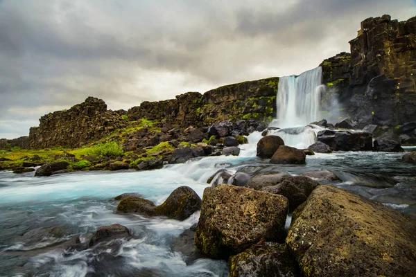 Een waterval in een prachtig landschap van IJsland. — Stockfoto