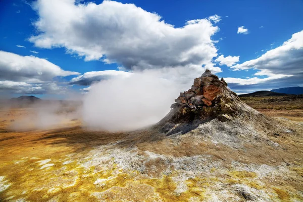 Beautifil 冰岛景观中的火山蒸汽排气口. — 图库照片