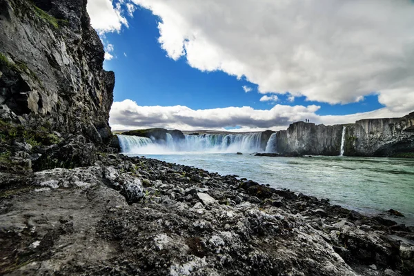 美丽的岩石冰岛风景瀑布. — 图库照片