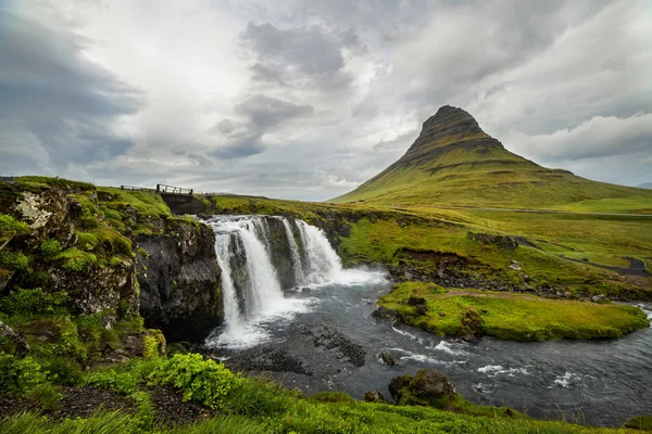 Kirkjufell καταρράκτη και στο βουνό, ένα τοπίο της Ισλανδίας. — Φωτογραφία Αρχείου