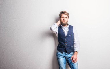 Bir stüdyoda bir genç hippi erkek portresi. Kopya alanı.