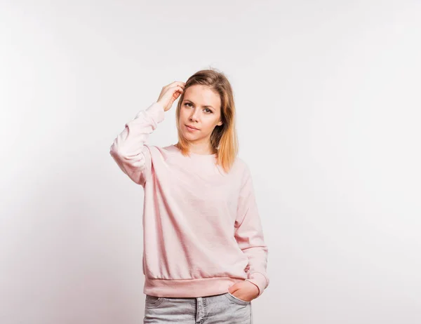 Portret van een jonge mooie vrouw in studio op een witte achtergrond. — Stockfoto