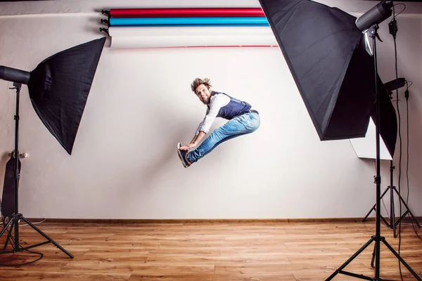 Porträt eines jungen Hipster-Mannes in einem Studio, der springt. Kopierraum. — Stockfoto