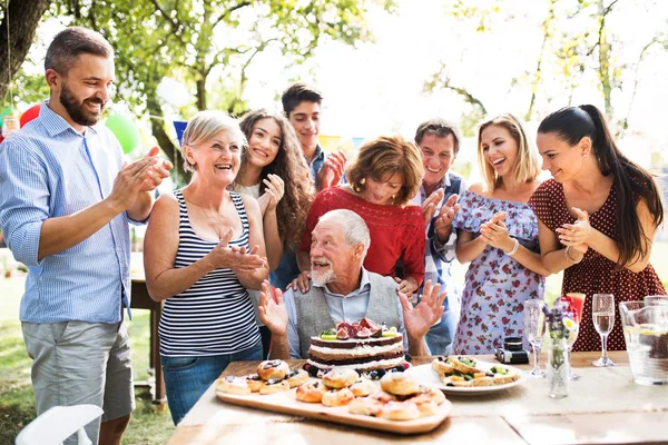 Fête de famille ou garden party dans la cour . — Photo