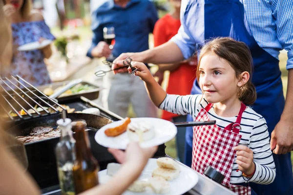 Familjefest eller en grillfest utanför i trädgården. — Stockfoto