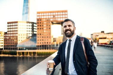 Hipster işadamı kahve konumu Londra köprüsünde olan. Kopya alanı.