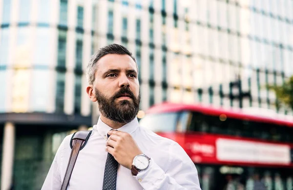 Hipster επιχειρηματίας που στέκεται στο δρόμο του Λονδίνου. Χώρο αντίγραφο. — Φωτογραφία Αρχείου