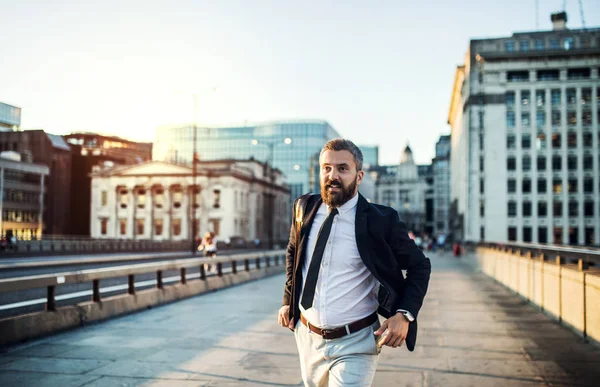 Hipster επιχειρηματίας τρέχει στο δρόμο στην πόλη. — Φωτογραφία Αρχείου