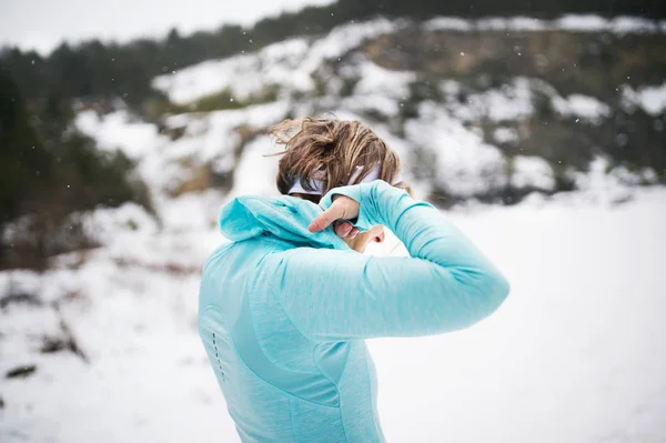 Dinlenme kış doğada ayakta kadın kıdemli koşucu. — Stok fotoğraf
