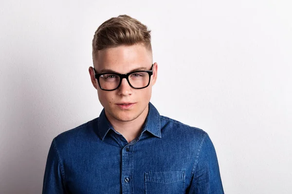 Retrato de um jovem confiante em um estúdio, usando camisa azul. Espaço de cópia . — Fotografia de Stock