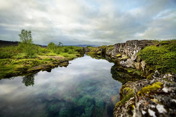 Nyáron a hegyek a háttérben a gyönyörű Izlandi táj. — Stock Fotó