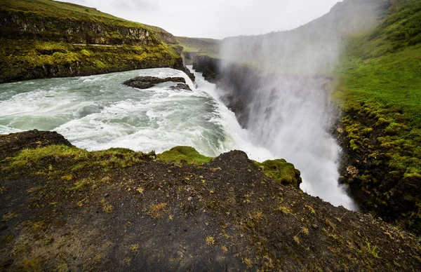 一个美丽的冰岛风景瀑布。顶部视图. — 图库照片