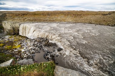 Güzel bir İzlanda manzara bir şelale. Üstten görünüm.