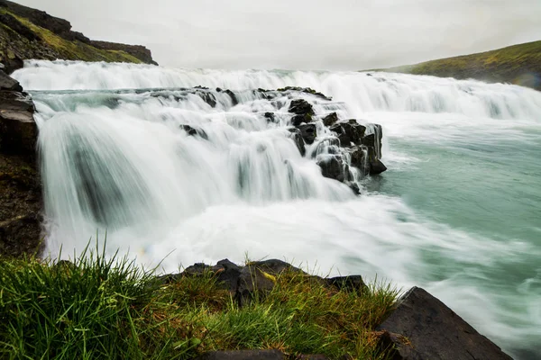 Ein Wasserfall in einer wunderschönen Islandlandschaft. — Stockfoto