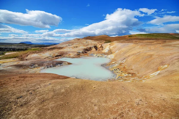 一个美丽的冰岛风景与湖在夏天. — 图库照片