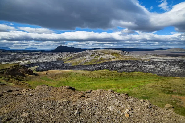一个美丽的冰岛风景在夏天, 山在背景. — 图库照片