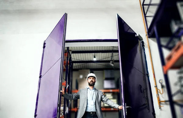 Industriële mens ingenieur in een fabriek, de poort openen. — Stockfoto