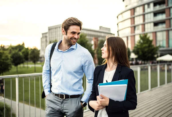 Eine junge Geschäftsfrau und Geschäftsfrau auf einer Brücke. — Stockfoto