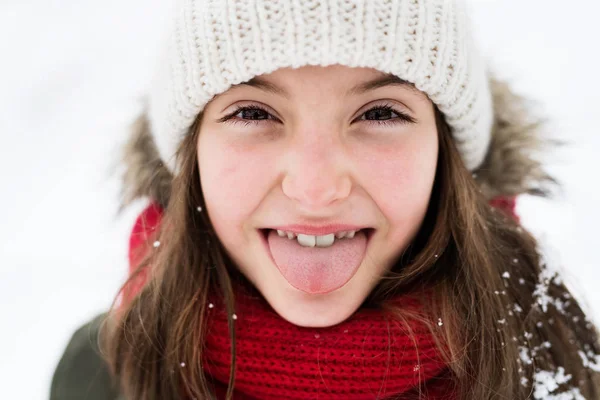 Una niña divirtiéndose en la nieve . —  Fotos de Stock