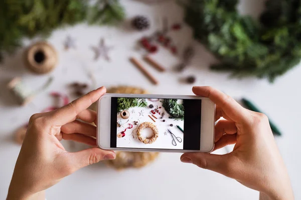Composición navideña con smartphone sobre fondo blanco . —  Fotos de Stock