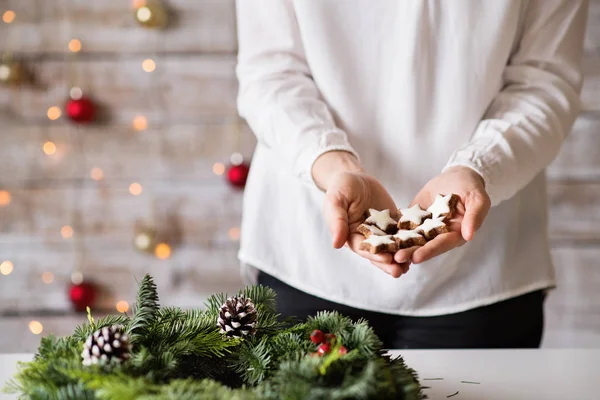 Jeune femme tenant des biscuits de Noël en forme d'étoile . — Photo