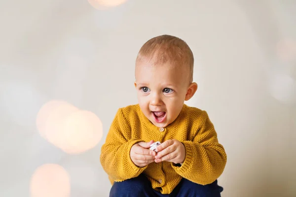 Een portret van een schattig peuter jongen. — Stockfoto