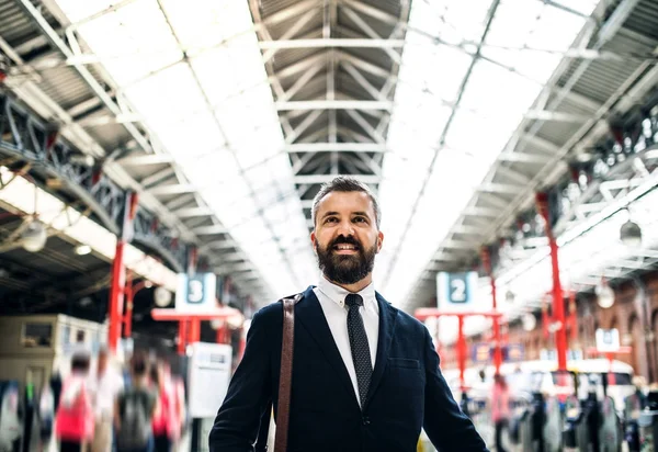 Liikemies seisoo linja-autoasemalla Lontoossa . — kuvapankkivalokuva