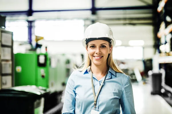 Portrait d'une ingénieure industrielle debout dans une usine . — Photo