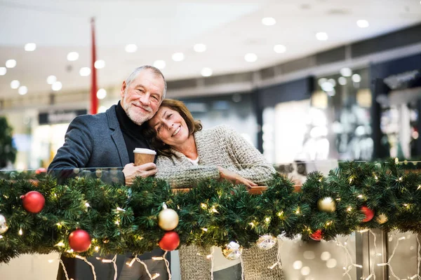 Een gelukkige senior paar doen kerstinkopen. — Stockfoto