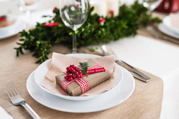 Een tabel instellen voor een diner thuis bij Kerstmis. — Stockfoto