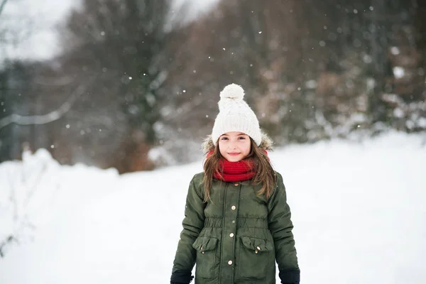 Ritratto di una bambina sulla neve . — Foto Stock