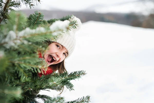 Küçük bir kız karda eğleniyor. — Stok fotoğraf