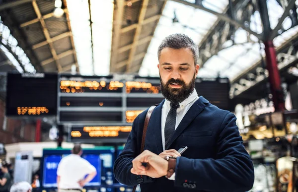 Uomo d'affari alla stazione di Trian a Londra, controlla l'ora . — Foto Stock