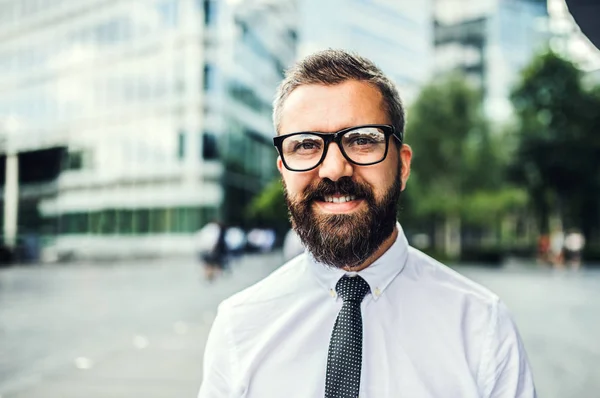 Un ritratto ravvicinato di un uomo d'affari hipster con gli occhiali in città . — Foto Stock