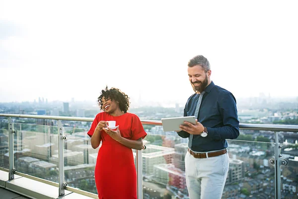 Un retrato de dos empresarios con tableta frente al panorama londinense . —  Fotos de Stock