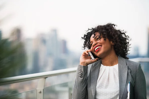 Ritratto di una donna d'affari in piedi su una terrazza, che fa una telefonata . — Foto Stock