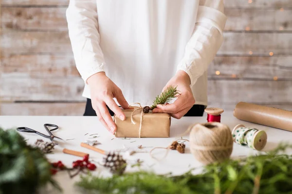 Une composition de Noël sur fond blanc . — Photo