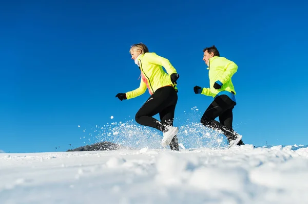 Senioren-Paarläufer laufen in winterlicher Natur. Kopierraum. — Stockfoto