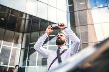 Selfie alarak hipster işadamı smartphone konumu Londra, sokakta olan.