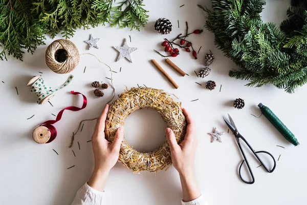 Une composition de Noël sur fond blanc . — Photo