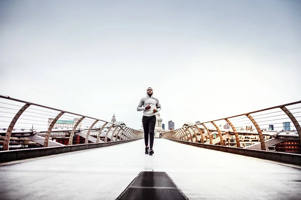 Bir şehirde dışında köprüde çalışan genç sportif siyah adam runner. — Stok fotoğraf