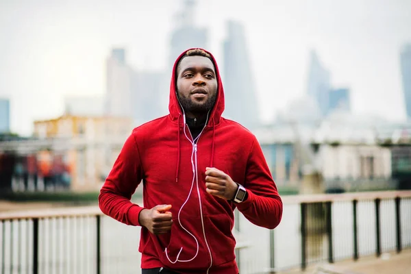 年轻运动的黑人赛跑者奔跑在桥梁外面在城市. — 图库照片