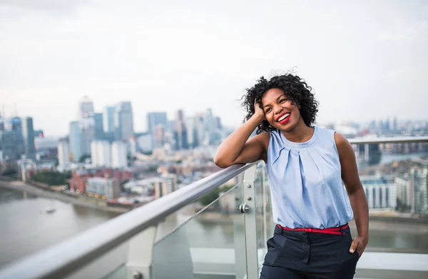 Un ritratto di una donna in piedi su una terrazza a Londra. Copia spazio . — Foto Stock