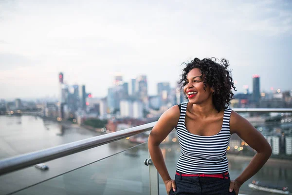 Un ritratto di donna d'affari in piedi contro il panorama della vista sul tetto di Londra . — Foto Stock