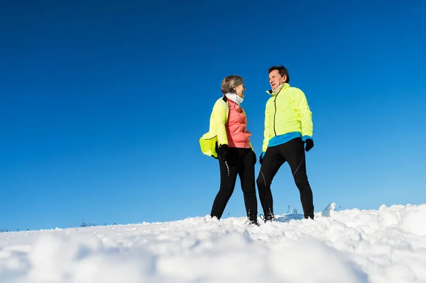 Senior paar lopers rust in de natuur van de winter. Kopiëren van ruimte. — Stockfoto